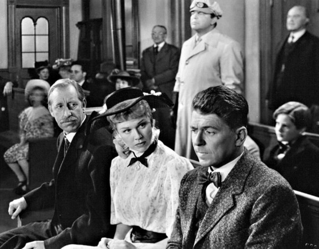 
 
История известного бейсбольного питчера Гровера Кливленда Александра.  История о том, как простой фермер стал американской спортивной звездой.
 
Не самый яркий представитель жанра — скорее образчик типичного  голливудского байопика, где реальные события были переделаны в угоду  клише. Однако обычная драма в стиле «история успеха» и «борьба с  трудностями» подкупает своим актёрским составом. Пожалуй, это самый  известный фильм с Рональдом Рейганом в главной роли, где его партнёршей  выступила несравненная Дорис Дэй.