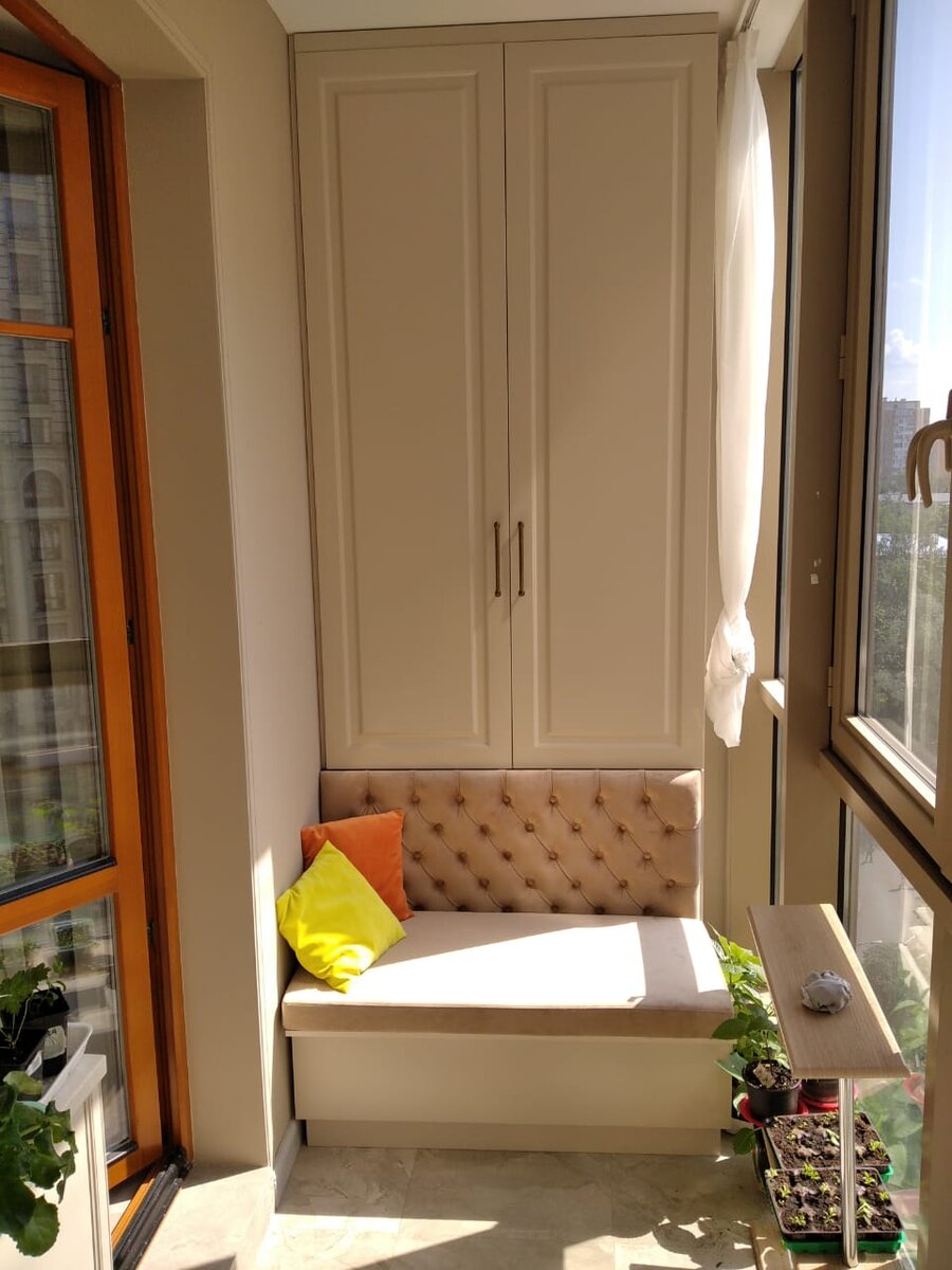 шкаф с диванчиком на балконе