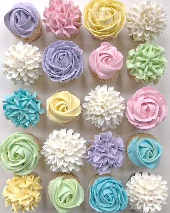 Для украшения можно использовать разные кондитерские насадки, также окрашивать крем разными пищевыми красителями