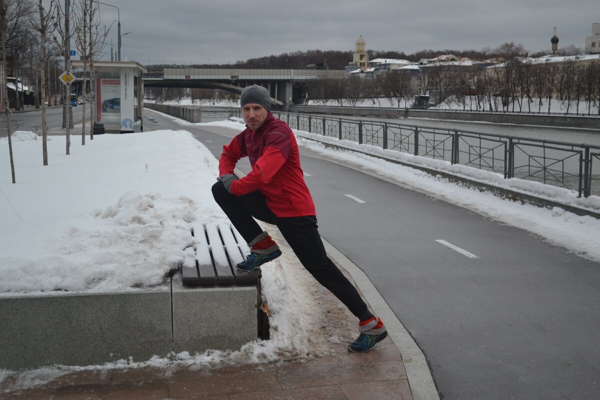 Если не холодно, можно делать растяжку. При морозе избегайте стречинг