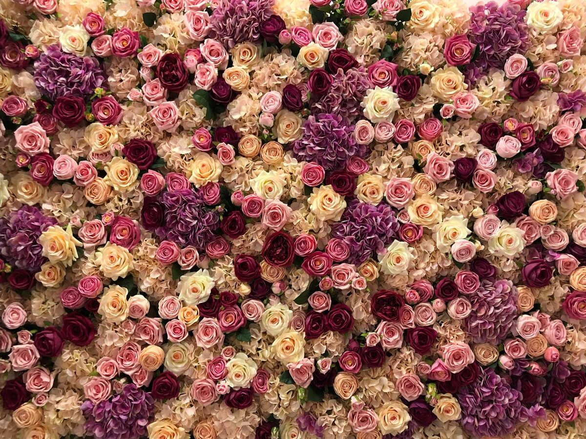 Фото автора - стена из искусственных цветов в баре-кофейне