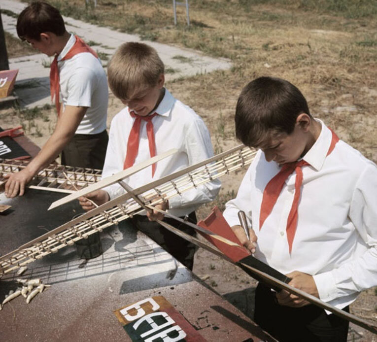 Сегодня многие дети едут на каникулах в летние лагеря. После чего пишут в мессенджерах своим родителям, что там плохие условия и требуют забрать их обратно в город. И в этом они далеко не оригинальны.-17