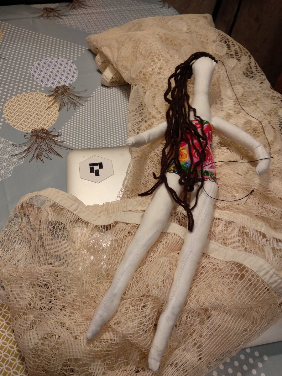 Начало процесса пришивания волос.