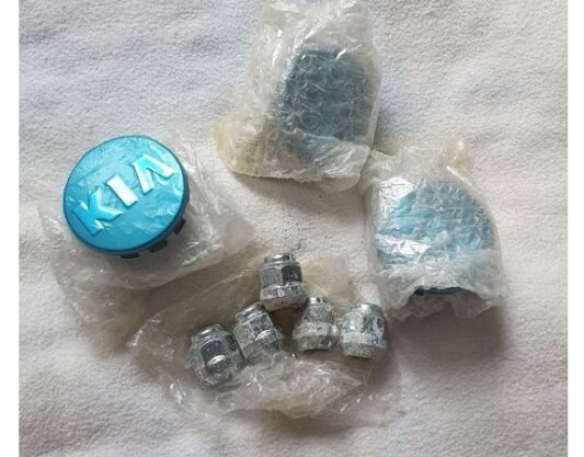 От четвертой накладки остались только болты. Но все они были новые, с заводской пленкой.