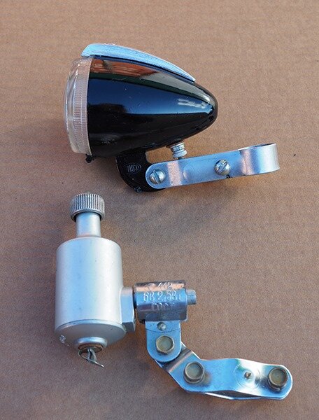 Гарнитур в составе фары ФГ-302 и генератора Г-412  производства 1969 года - из коллекции Веломузея Андрея Мятиева.