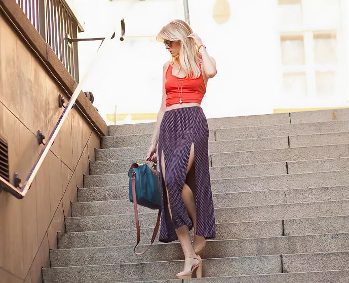 Кожаная юбка с разрезом. Девушка в длинной юбке с разрезом. Мини юбка с разрезом сзади. Женщина в длинной юбке с разрезом. Женщина в длинной юбке с разрезом.