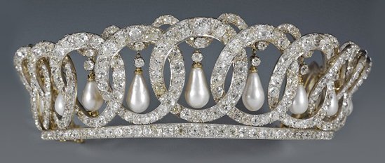 Тиара состоит из 15 сцепленных между собой колец, к ним сзади прикреплена зигзагообразная линия, на которую крепятся грушевидные жемчужины. Жемчужины, как и часть, на которую они крепятся, можно было отсоединять, превращая тиару и небольшую диадему. 