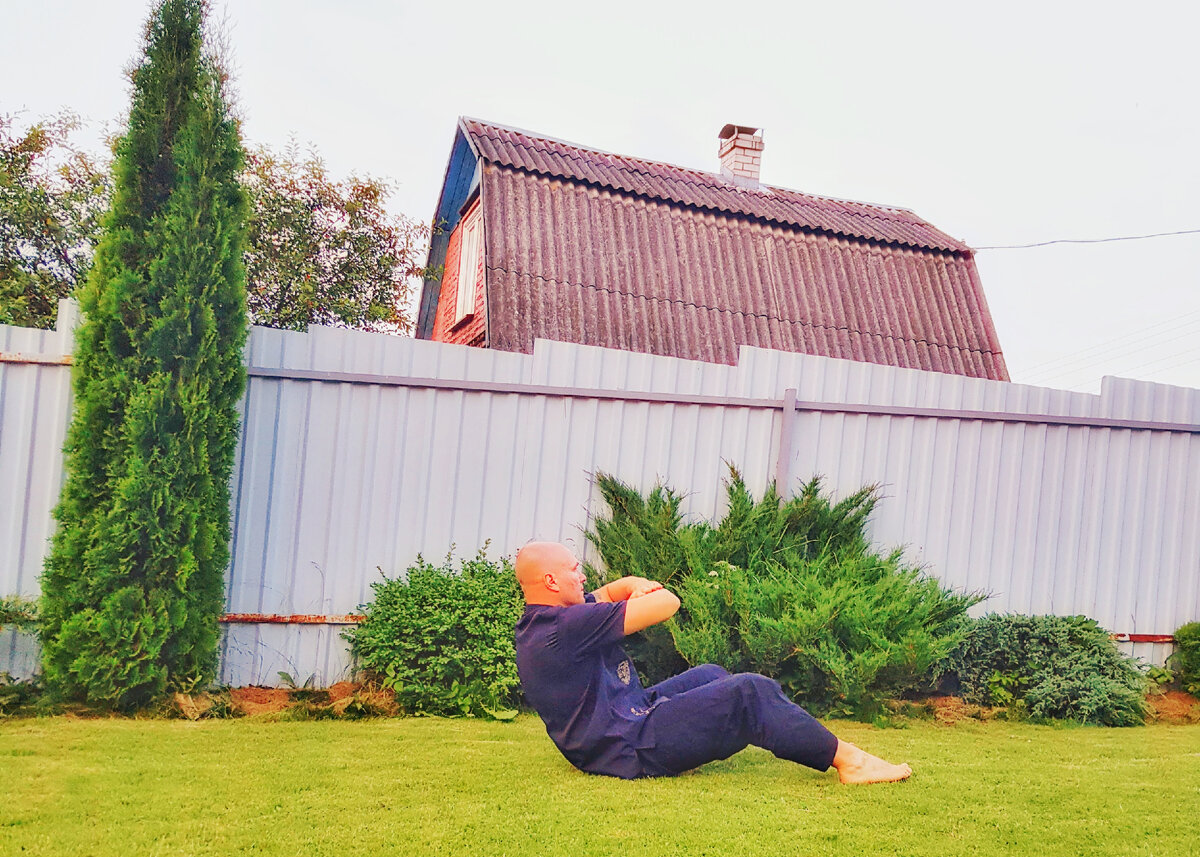               Повороты корпуса полусидя.
🔥Корпус отведен назад и образовывает угол в 45 градусов с полом . 
🔥Руки сомкнуты перед собой , локти смотрят в разные стороны . 🔥Выполняйте поочередные повороты влево и вправо , доставая локтями пола .💪🙏