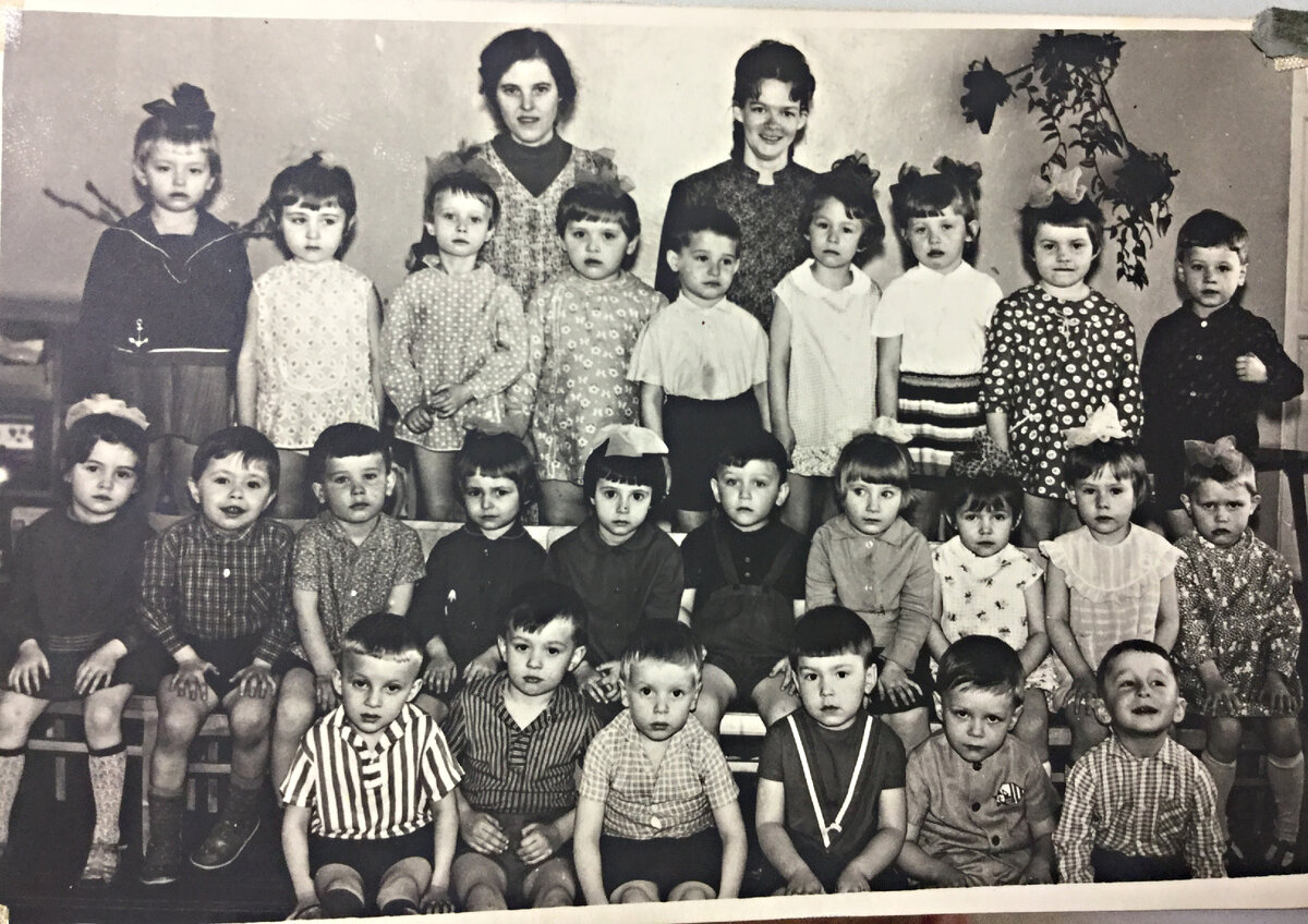 Вот такими мы были в средней группе детского сада. Многих я помню по имени и фамилии.