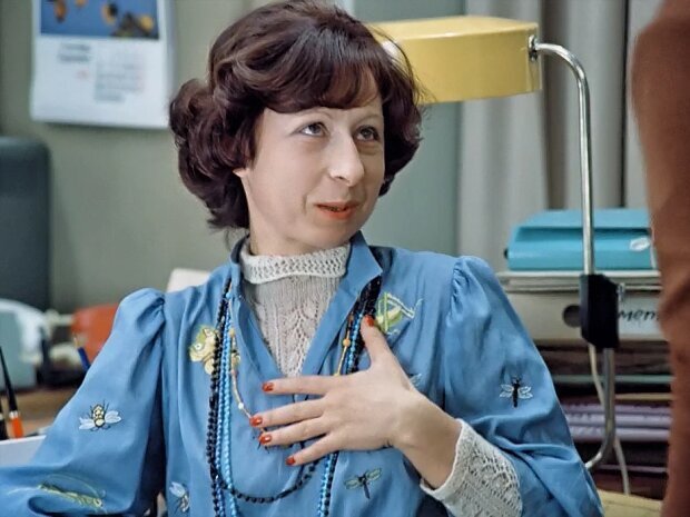 Она довольно-таки неплохо выглядела для своих лет, а ведь на момент съемок в "Служебном романе" Лии Ахеджаковой было 39 (!) лет. 