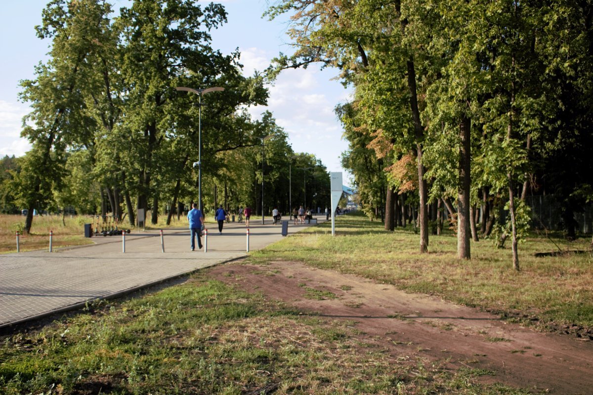 Первая аллея. Немногочисленные болельщики идут в сторону стадиона. 