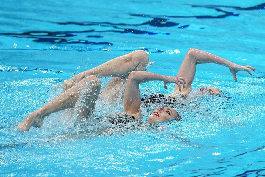 Девушки показывают водные элементы.    фото: картинки яндекса. 