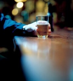 Едва ли не за каждым богослужением возносятся в наших православных храмах молитвы за одержимых страстию винопития, служатся молебны и акафисты. И — по немалому числу верных свидетельств — не тщетны в своем уповании остаются матери, жены, дети, взывающие ко Господу об исцелении дорогих им людей.