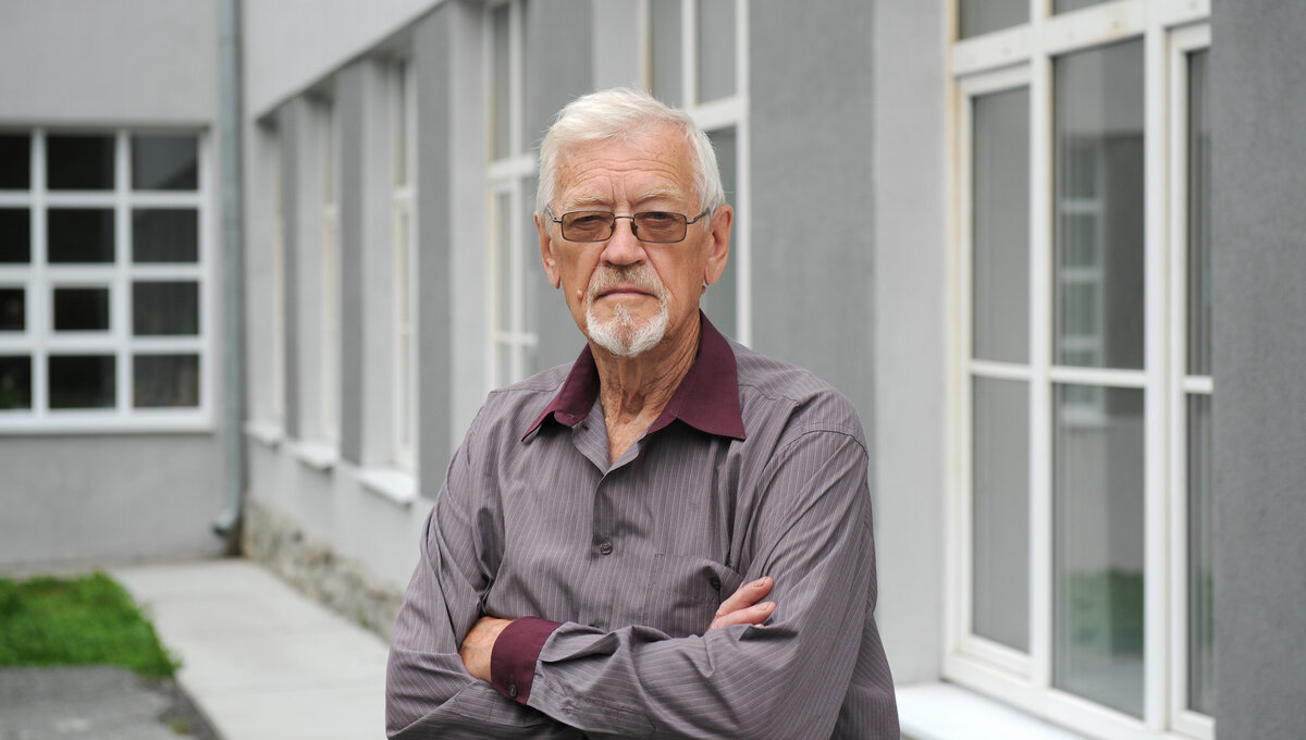 Один из соавторов изобретения Владимир Крохалев разработал печь для получения «начинки» сэндвич-панелей из пенопласта. Фото: Владимир Петров, медиацентр УрФУ.