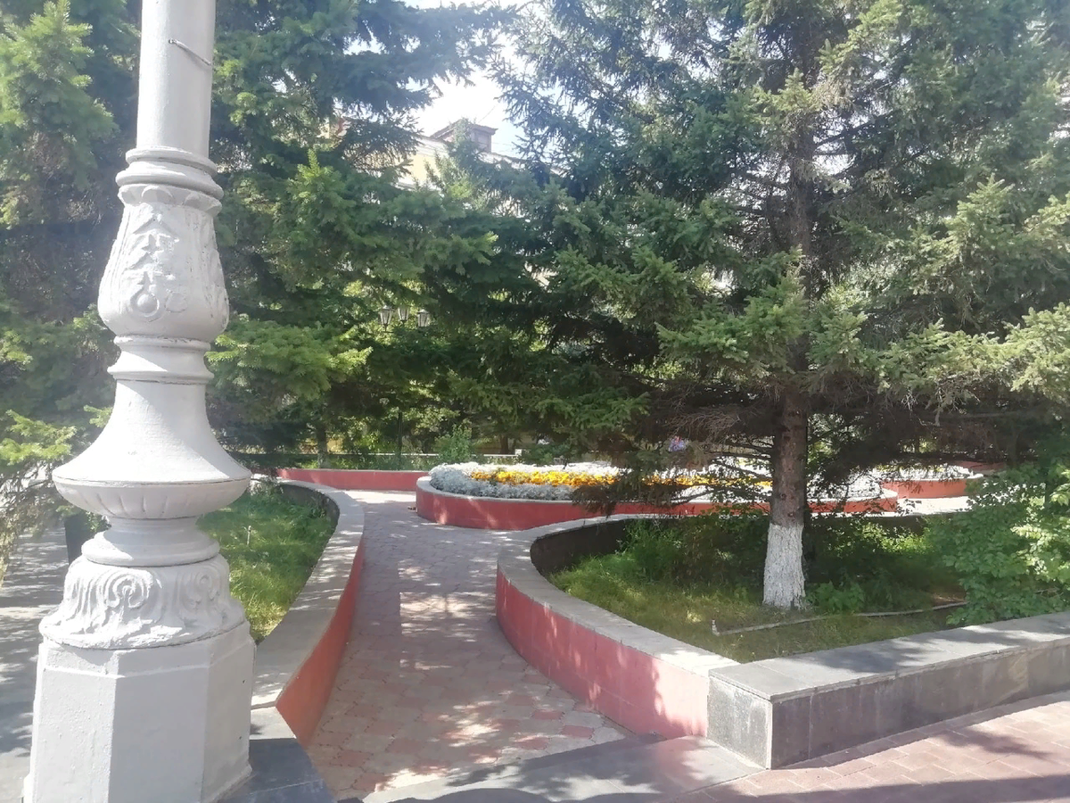 Уголок отдыха возле здания Народного Хурала РБ