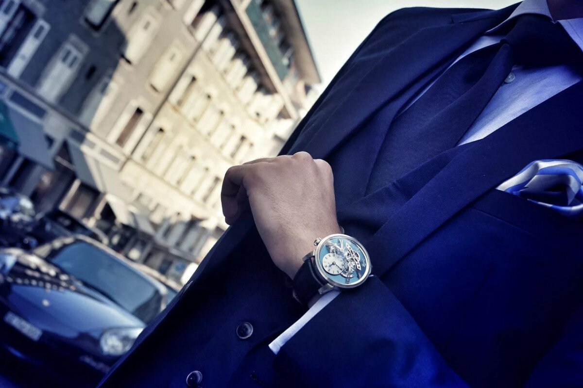 Многие жертвы нарциссического абьюза страдают от того, что не успели вовремя заметить и осознать, куда попали. Зачастую осмысление реальности приходит к пострадавшим тогда, когда они уже связаны по рукам и ногам, лишены сил, обездвижены чувством вины, то есть находятся под полной властью и контролем тирана.
 
Для того, чтобы можно было максимально быстро распознать нарцисса и предпринять все необходимые меры по своей защите, рассмотрим признаки, по которым его можно вычислить.
 
Всё было бы просто, если бы нарциссы были одного вида. Скажем, грандиозные. Но нет. Психологи ищут и периодически находят всё новую и новую поросль в нарциссических зарослях. 
Итак, знакомимся...
 

Грандиозный или классический нарцисс:
- имеет завышенные ожидания от мира, основанные на чувстве собственной элитарности, исключительности и значимости.
- умеет при необходимости очаровывать, заводить сторонников, делать великолепные самопрезентации.
- эксплуатирует других и принимает как должное подарки, помощь и любые другие блага.
- ведёт себя высокомерно, надменно или снисходительно, подчёркивая свой особенный статус.
- переоценивает всё, что есть у него, попутно обесценивая то, что есть у других.
- говорит только о себе,  громко доносит своё экспертное мнение до окружающих, полностью отвергая критику в свой адрес.
- мгновенно и сильно обижается, если задето его чувство собственного достоинства.
- впадает в нарциссический гнев, если что-то (или кто-то) не соответствует его ожиданиям. Автоматически наделяет себя правом судьи и палача, уверенно наказывая провинившихся.
- испытывает зависть ко всем, кто посмел иметь то, чего нет у него. Мило улыбаясь в глаза, топит таких сплетнями и подставами.
- при каждом удобном случае высвечивает недостатки других, хвастая собственными достоинствами.
- фокусируется только на своей персоне не скрывая равнодушия к другим людям.
- не испытывает, а лишь копирует и мастерски изображает любовь, эмпатию, сочувствие.
- он — субъект, остальные — объекты, обязанные бесперебойно работать на его благо.
- после проявления щедрости требует благодарности, поклонения и вечного прославления.
- контролирует судьбу подарков, которые подарил. Высказывает недовольство при их неверной эксплуатации. Может отобрать, если сочтёт, что с его подарком обращаются недостаточно хорошо.
- уверен, что другие люди принадлежат ему на праве собственности. Контролирует жизнь тех, кому не повезло иметь к нему какое-либо отношение.
- перекладывает на других ответственность за своё состояние, мастерски внушая чувство вины и долга.
- ненавидит одиночество.
- не может ставить себя на место других людей.