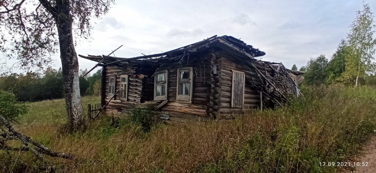 Раньше тут жили люди, теперь все развалилось, и дом с каждым годом, уходит в историю