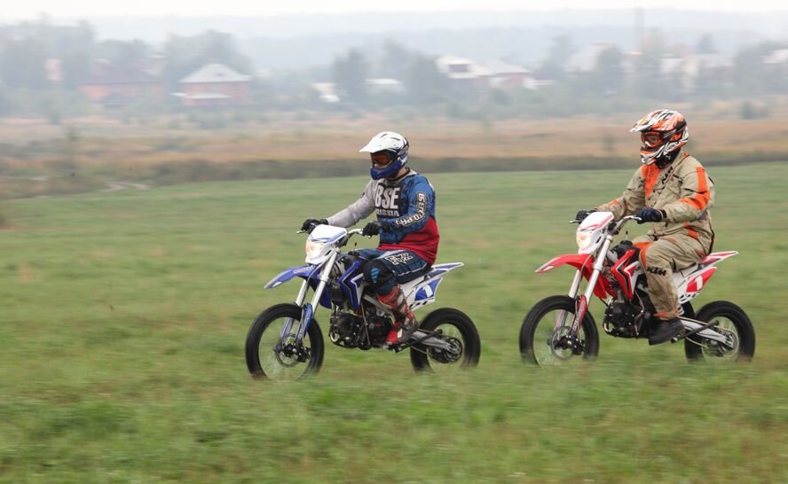 Питбайк хоть и похож на мотоцикл, но юридически это спортинвентарь. И владеть им может даже несовершеннолетний