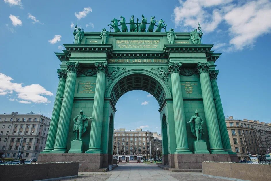 Ворота высотой более 30 метров расположены на площади Стачек