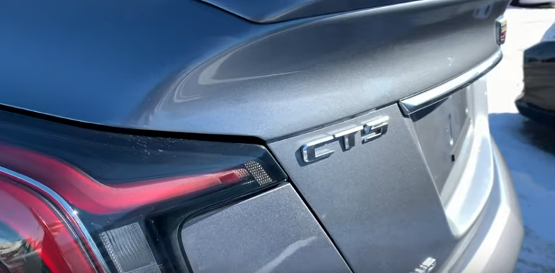 Маркировка модели на задней части кузова с левой стороны.