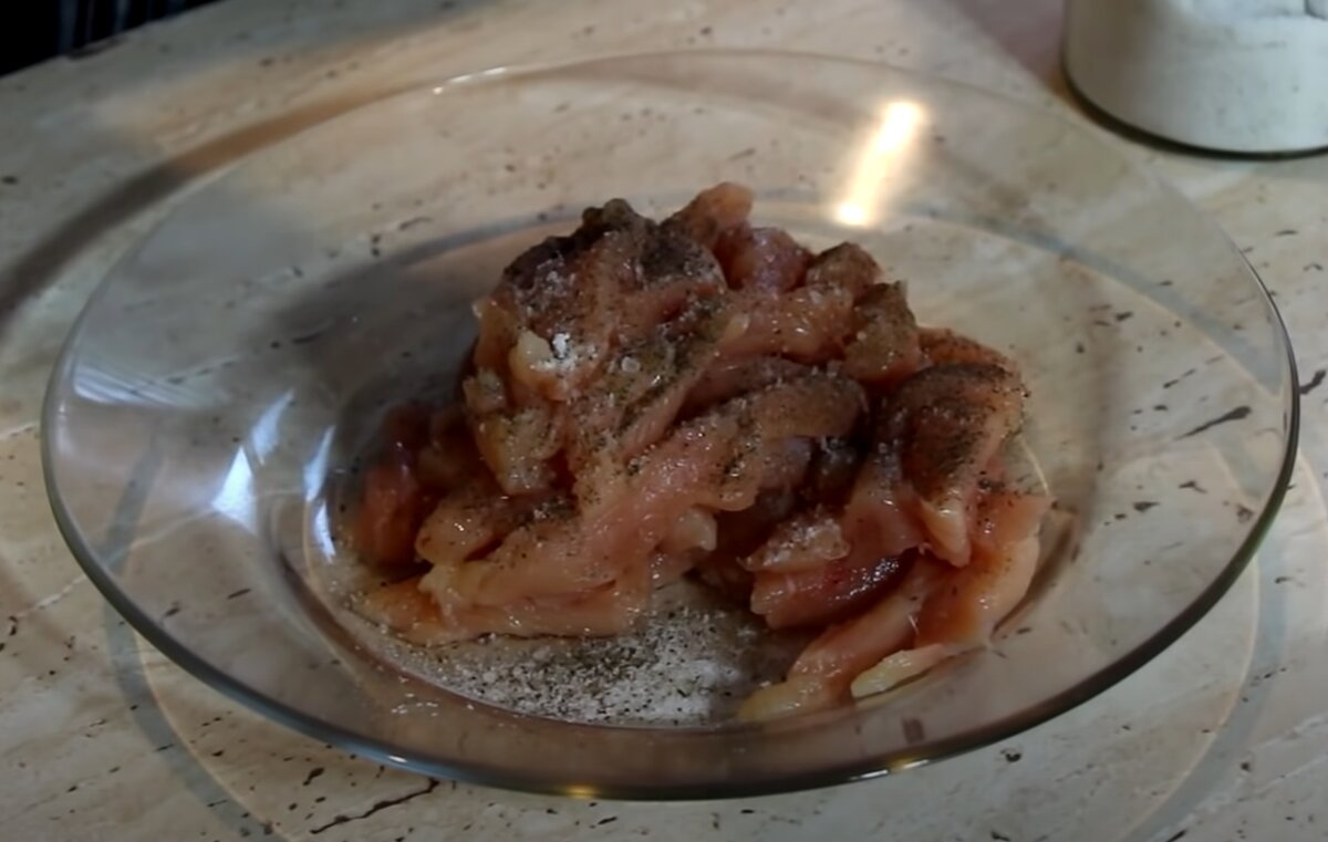 Нарезаем мясо маленькими полосками.