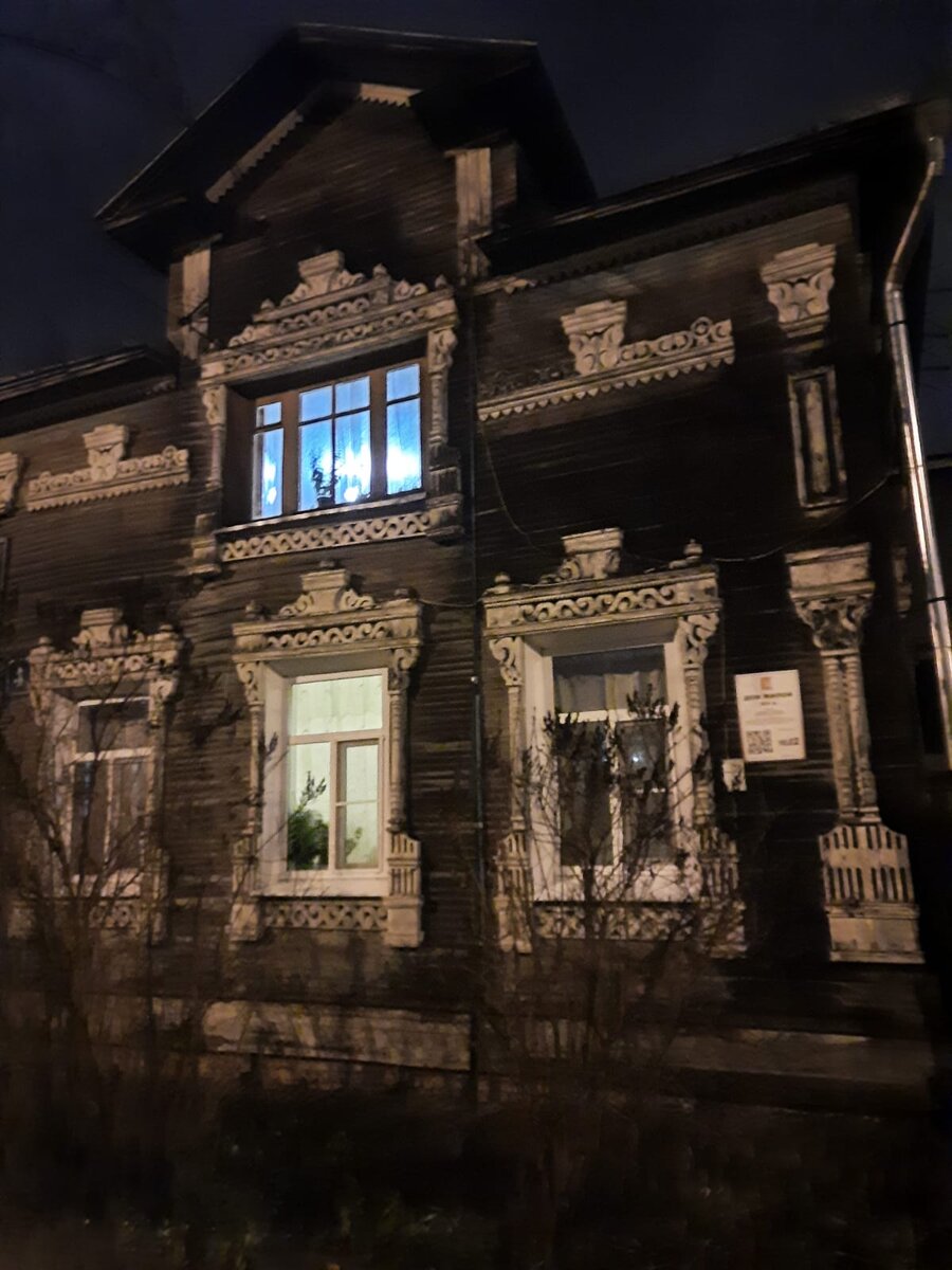 Типичный вологодский дом с резным палисадом..Понравится вам или нет, но из таких домов состоит почти весь центр города у вологодского кремля.