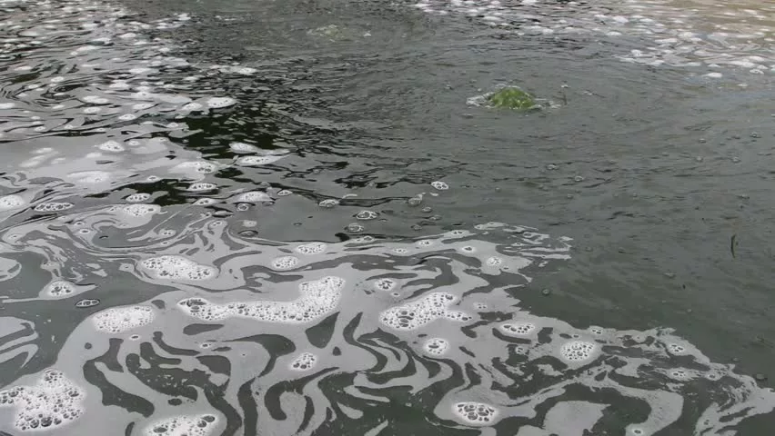 Загрязнение воды. Загрязнение природных вод. Сточные воды загрязнение. Загрязнение водоемов пав. Вода спала в реке