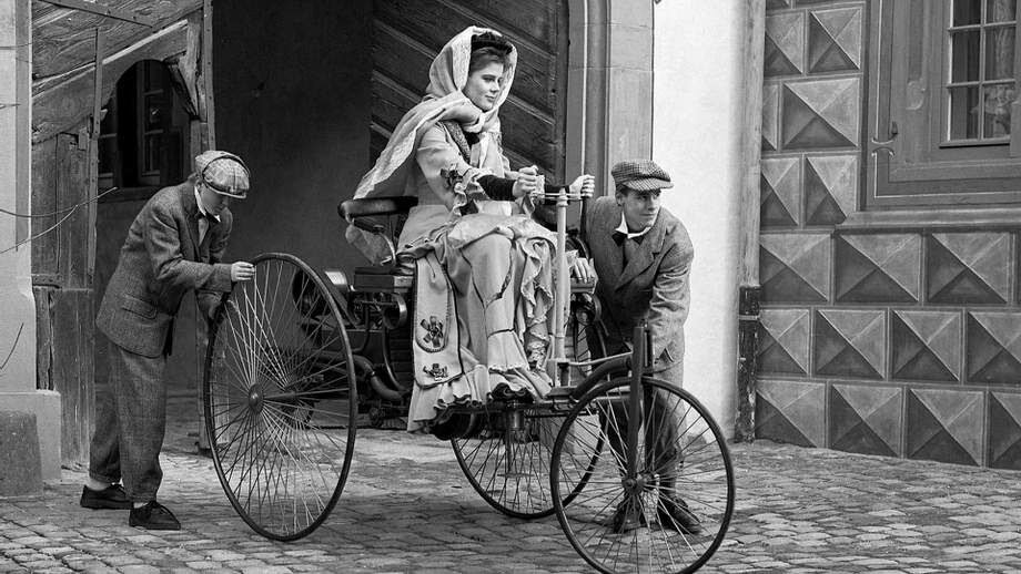 Берта Бенц с сыновьями. Фото из открытых источников