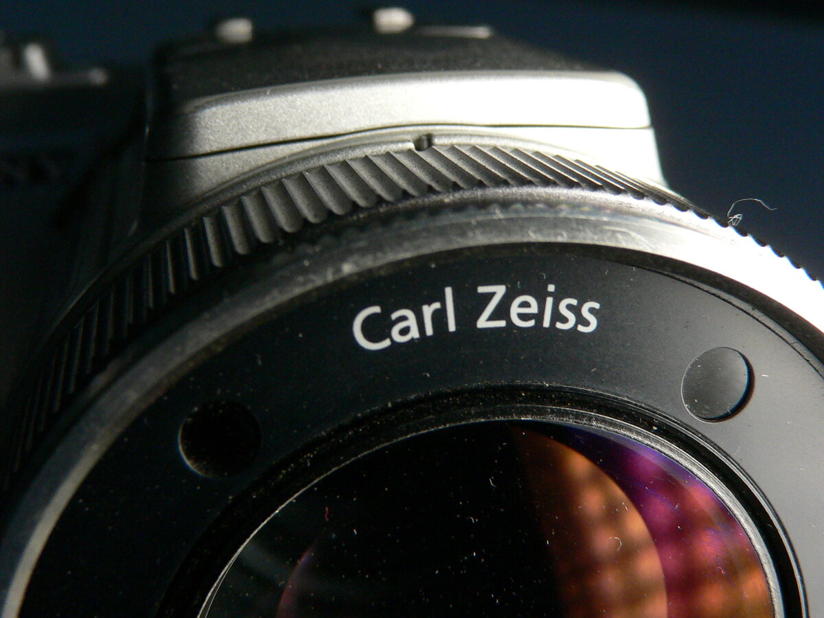 Объектив "Carl Zeiss". Фотокамера Sony F717.