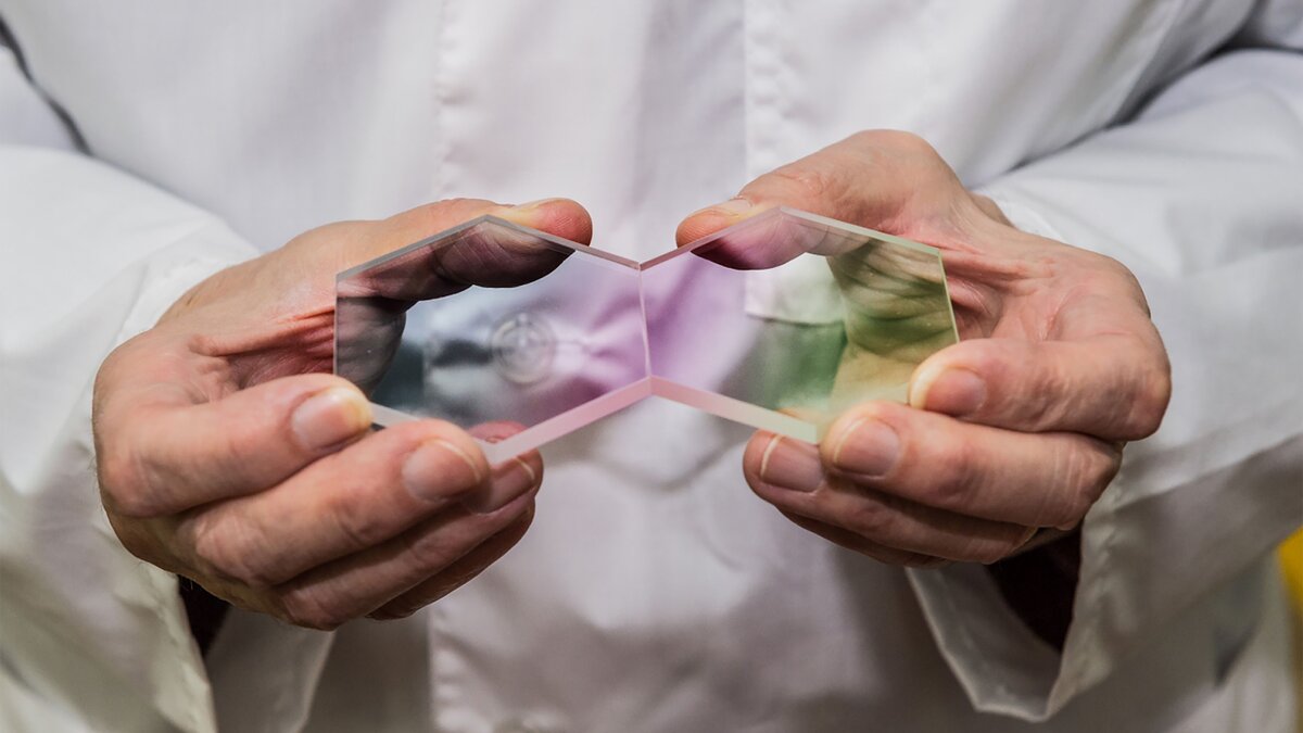 Лейкосапфировые шестигранники. © АО "НИИ НПО "ЛУЧ"