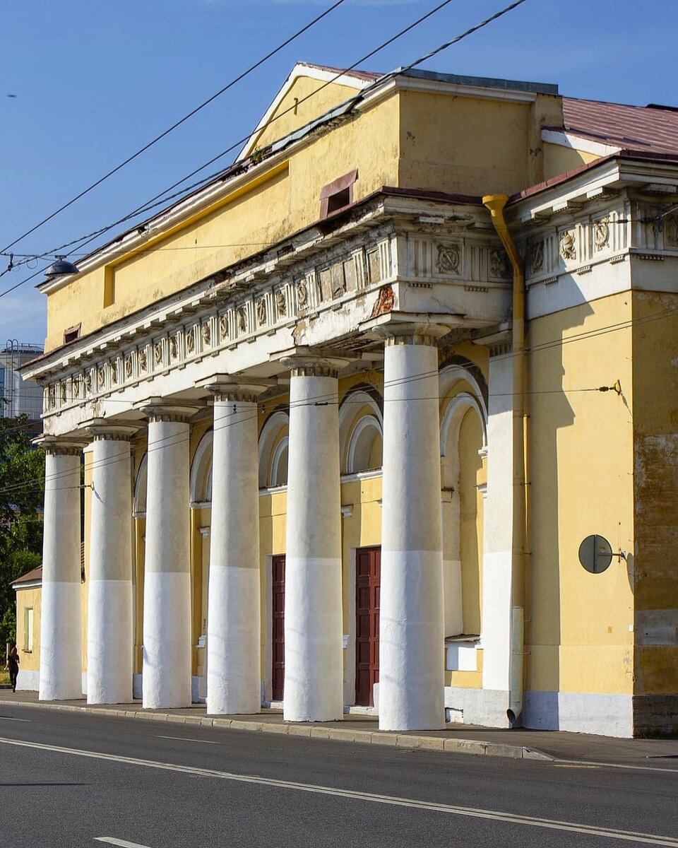 Колонны на фасаде здания. Санкт-Петербург, улица Красного Курсанта, 18.