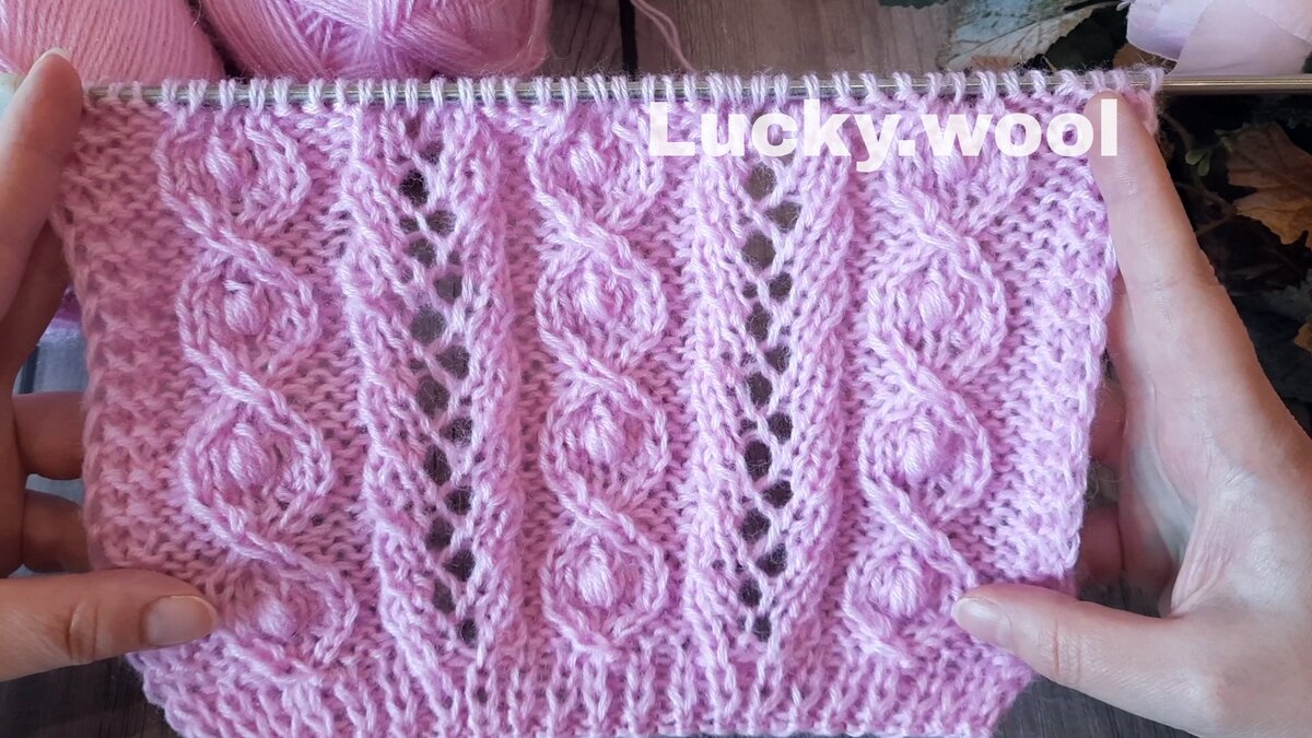 Узор спицами с ажурными дорожками.