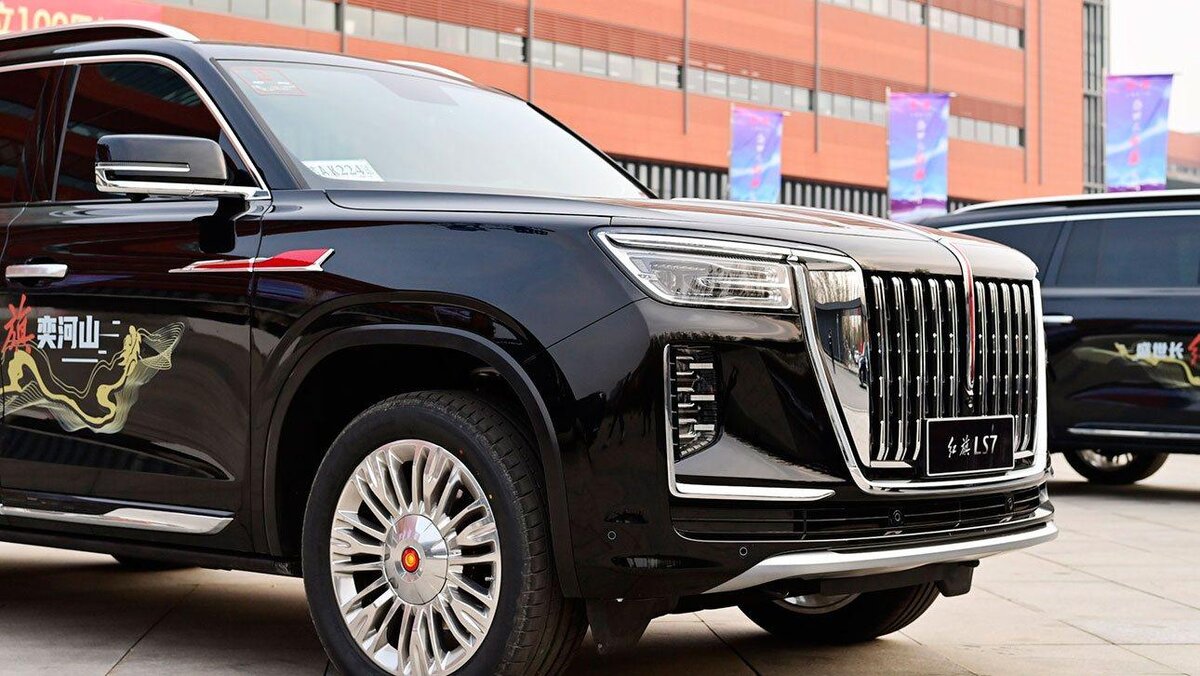 Фирменные элементы бренда – стилизованные красные знамена на капоте и боковых элементах кузова