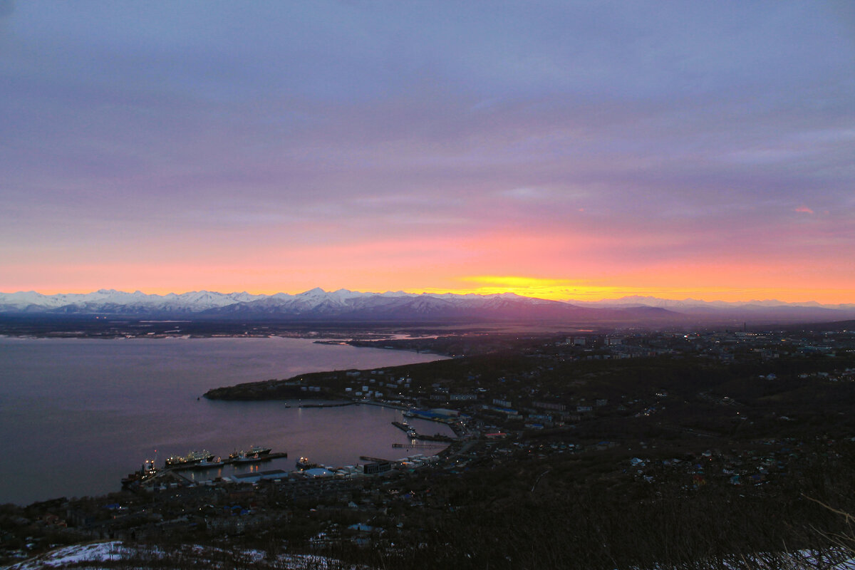 Вид на Петропавловск-Камчатский с сопки Мишенной на закате