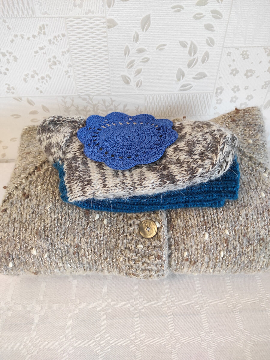 Скромная кучка вязаных изделий на конец месяца