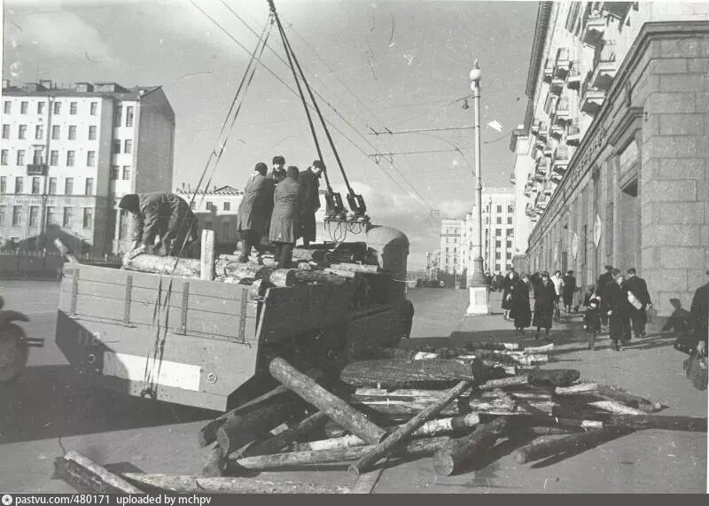 Грузовой троллейбус на Тверской улице, 1942. Фото С. Струнникова с сайта www.pastvu.com.