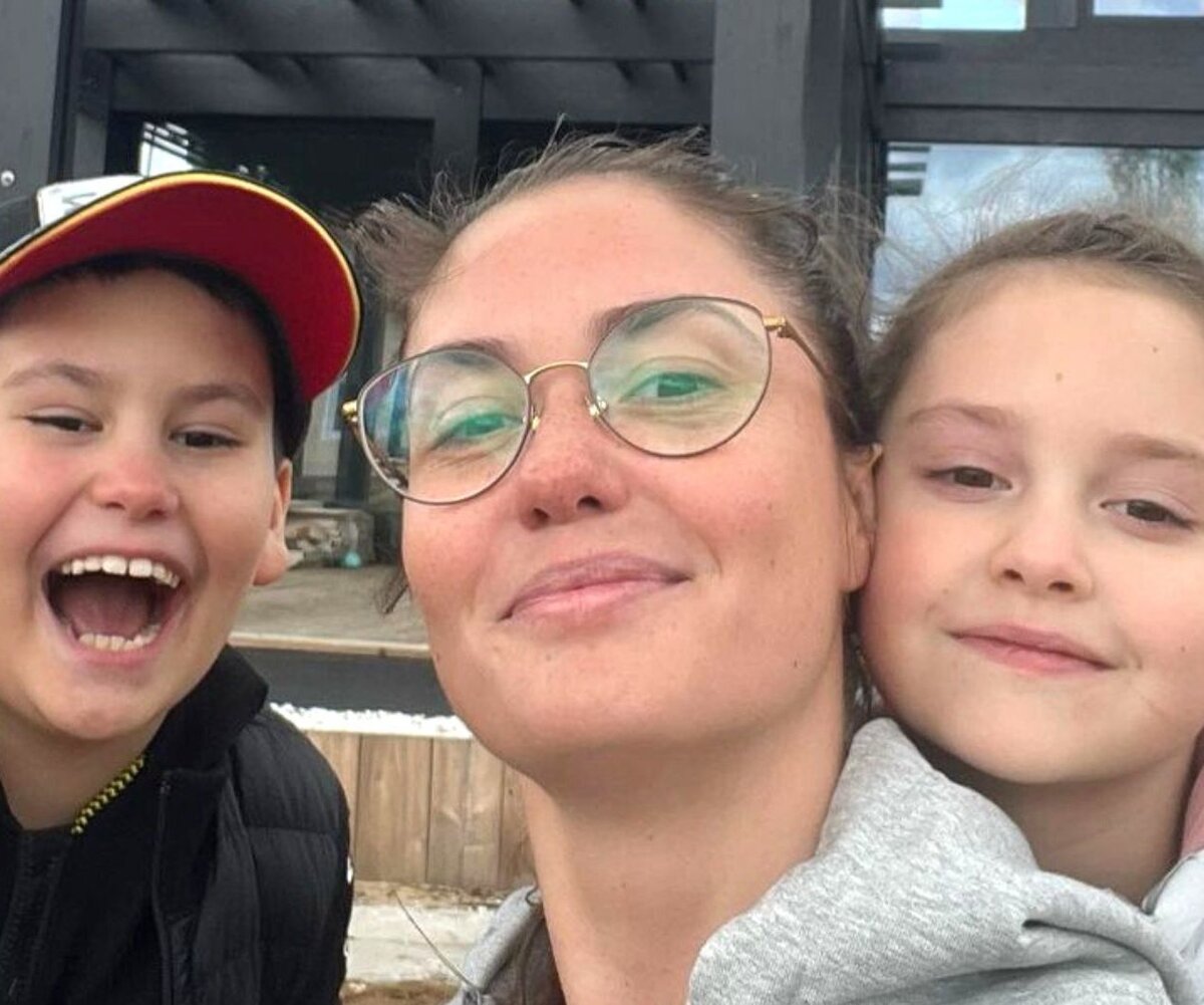     «У мамы в комнате такой закат!»: Агата Муцениеце привезла детей в свой новый особняк