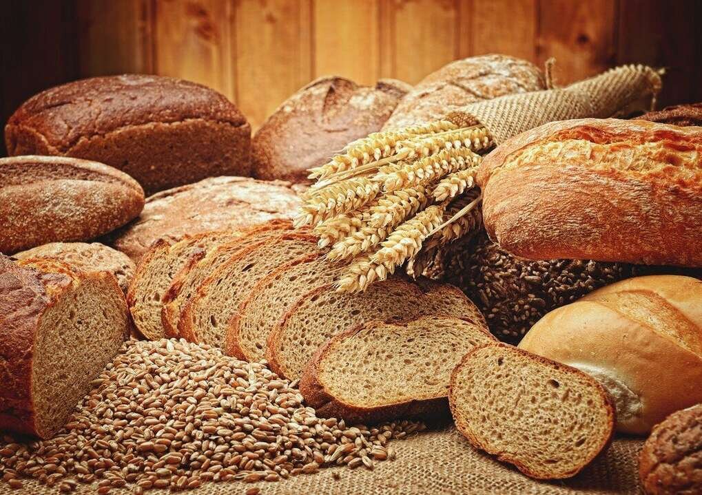 Известный факт: хлеб выпекают из злаковых культур, таких как пшеница, овес, ячмень, рожь и т.д.