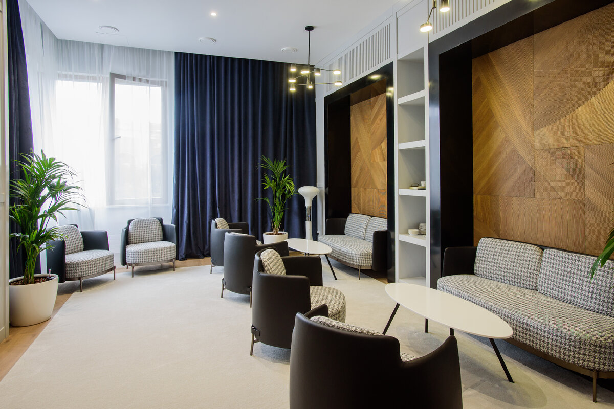 Для жителей дома мы создали камерную комнату отдыха, спортивный зал с кардио-тренажёрами и массажный кабинет. Воспользоваться ими можно в любой момент. 