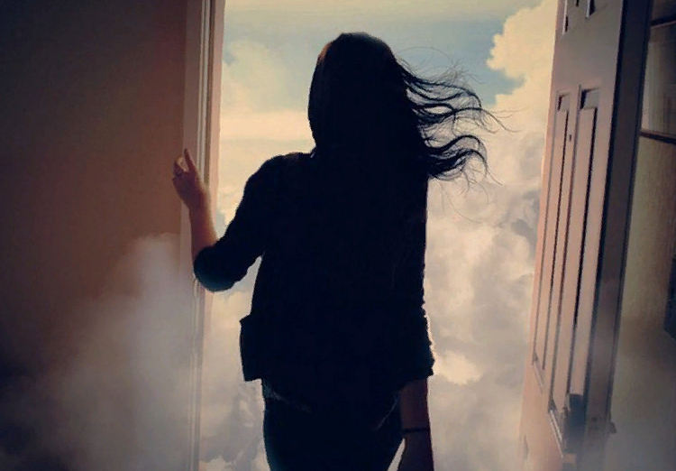 Прикоснуться к телу любимой души. Изнемогаю от желания. Пером по телу девушки. Изнемогаю от желания. Изнемогаю от желания.