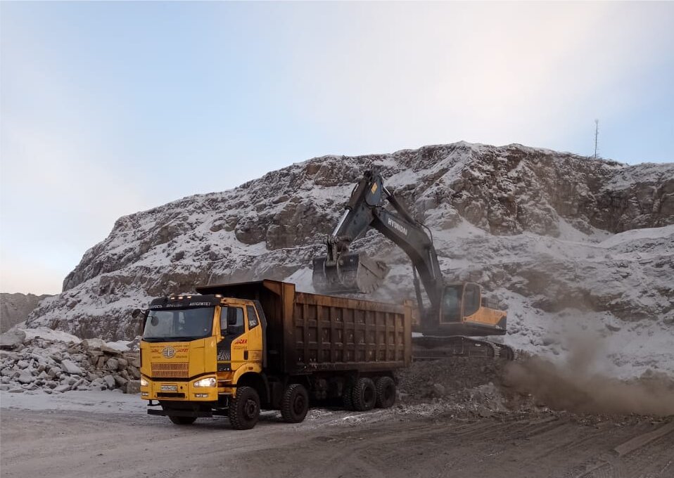 Самосвал компании "СКА" на погрузке. Эльгинское месторождение.