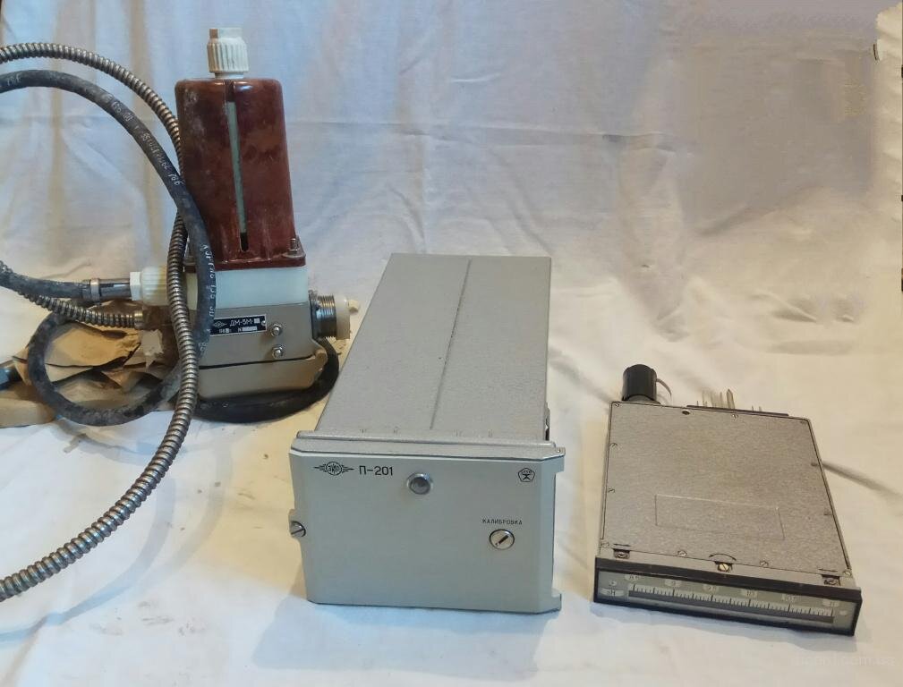 рН-метр П-201- основной промышленный рН метр  в СССР в начиная примерно с 1977 года. pH-метр — прибор для измерения водородного показателя (показателя pH), характеризующего активность ионов водорода в растворах, воде, пищевой продукции и сырье, объектах окружающей среды и производственных системах непрерывного контроля технологических процессов, в том числе в агрессивных средах. Упрощенно говоря, рН кислота это 0рН, щёлочь 14рН. Нейтральный раствор имеет рН около 7. В промышленности  рНметры служат к примеру, для измерения рН питательной воды различных котлов и ведения ВХР(водно-химического режима)