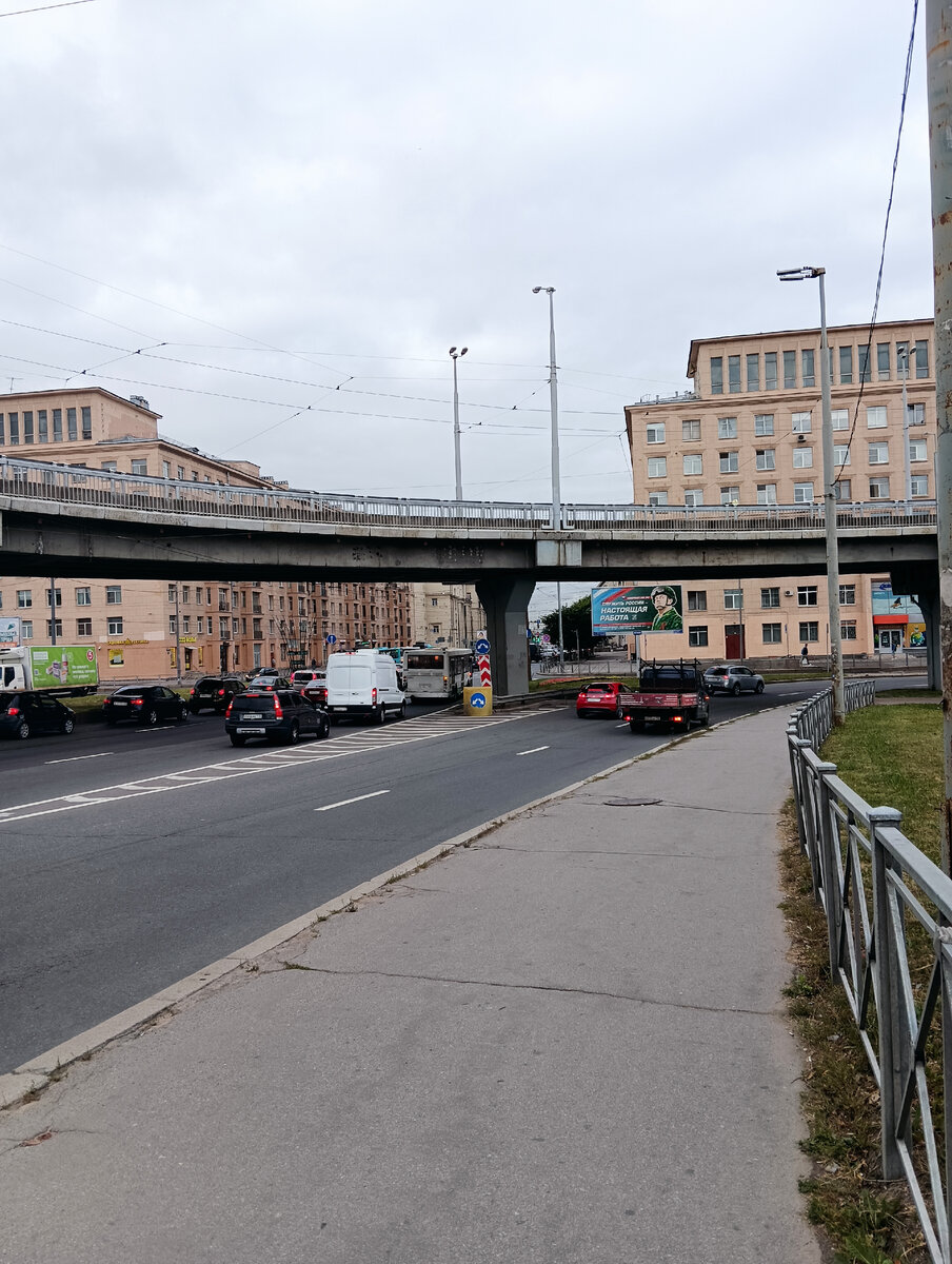 Фото автора. Спуск с Володарского моста на левый берег Невского района. Вид на Ивановскую улицу. 
