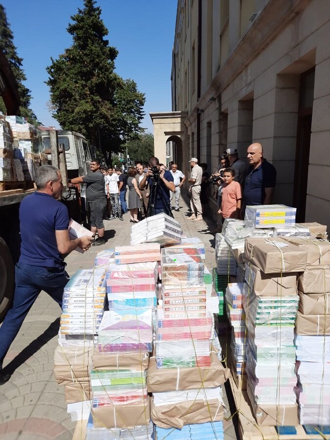 В Степанакертской школе с обучением на русском языке состоялась церемония передачи учебников. Фоторепортаж