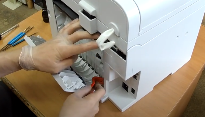 Фото 8. Лопаточкой для съема корпуса открываем защелки