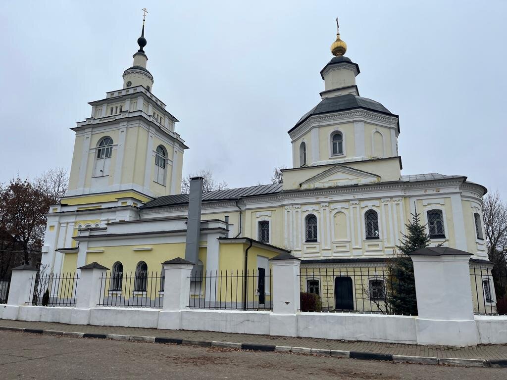 Такая приземистая колокольня.