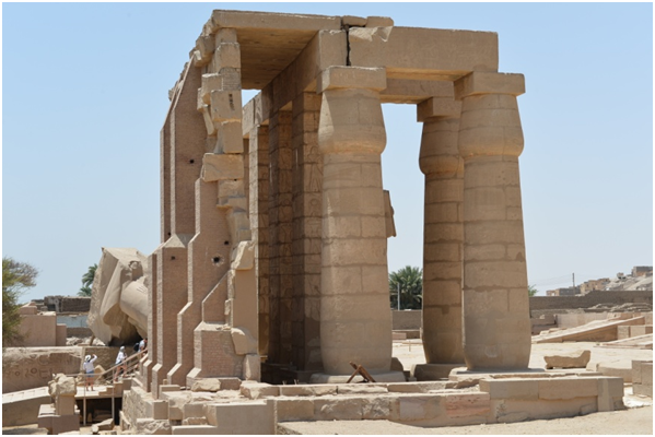 Фото 2. Рамессеум - пилоны, входная группа. Текущее состояние на момент мая-месяца 2021 года. Снимки любезно предоставлены участником экспедиций ЛАИ Романом Ивановым (instagram @roman4d ) 

