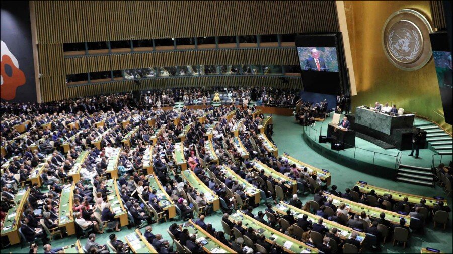 Оон центральный. Генеральная Ассамблея ООН Нью-Йорк. Здание Генеральной Ассамблеи ООН В Нью-Йорке. Зал Генеральной Ассамблеи ООН. Генеральная Ассамблея ООН 1990.