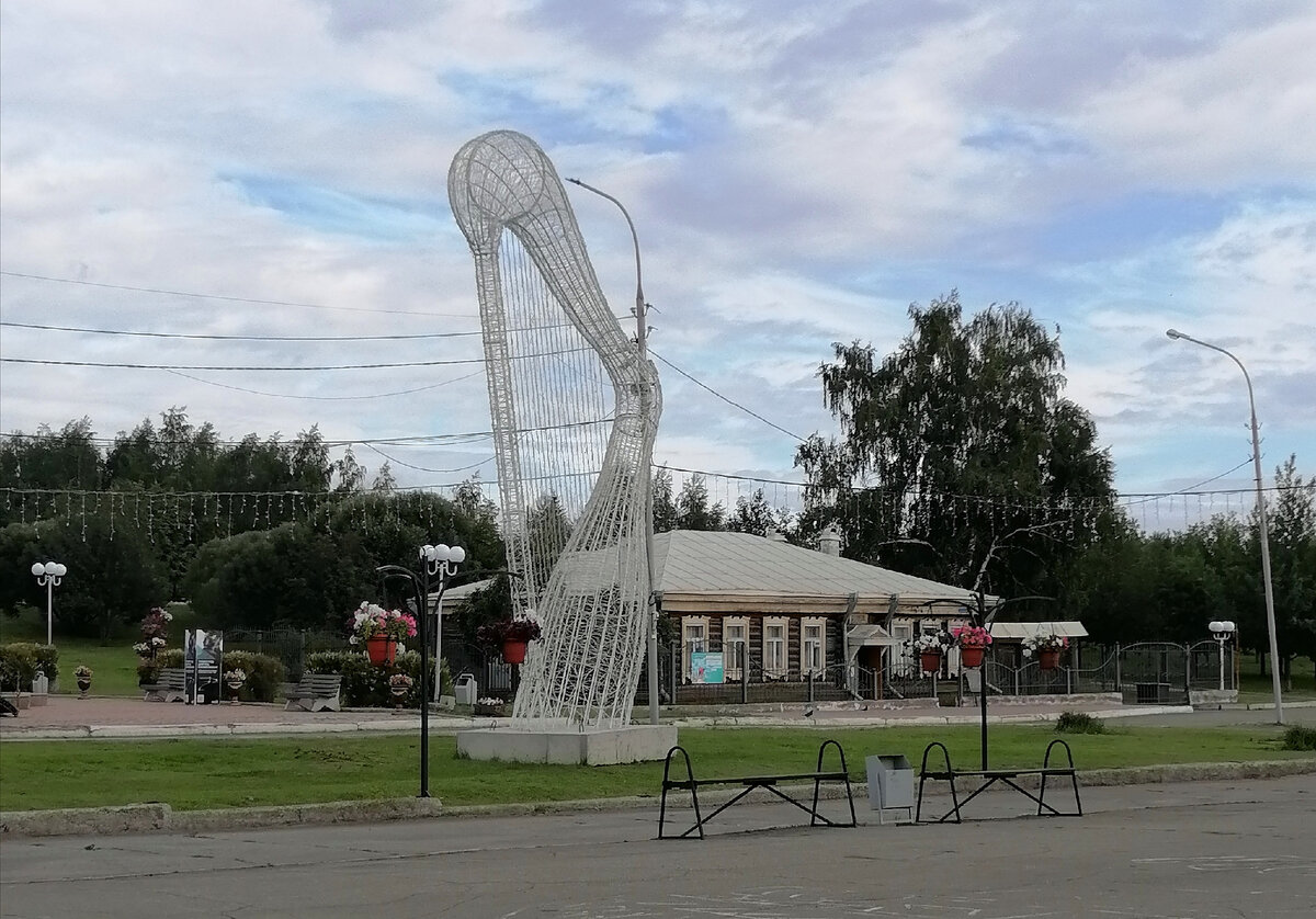 Музей Бондина - вот то деревянное здание. К сожалению, в самом музее мы не были