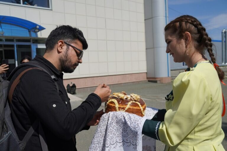    В аэропорту Оренбурга участников форума «Евразия Global» встречают с хлебом и солью Марина Шарт